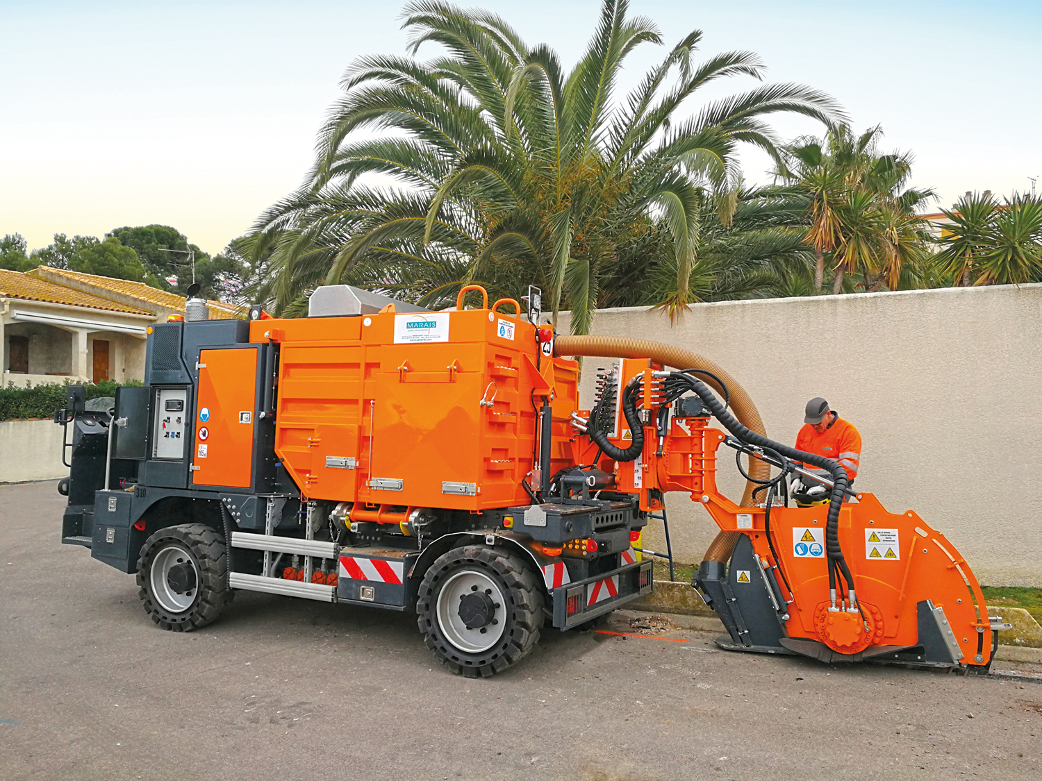 Tesmec trencher con sistema aspirazione integrato CityCleanfast Marais