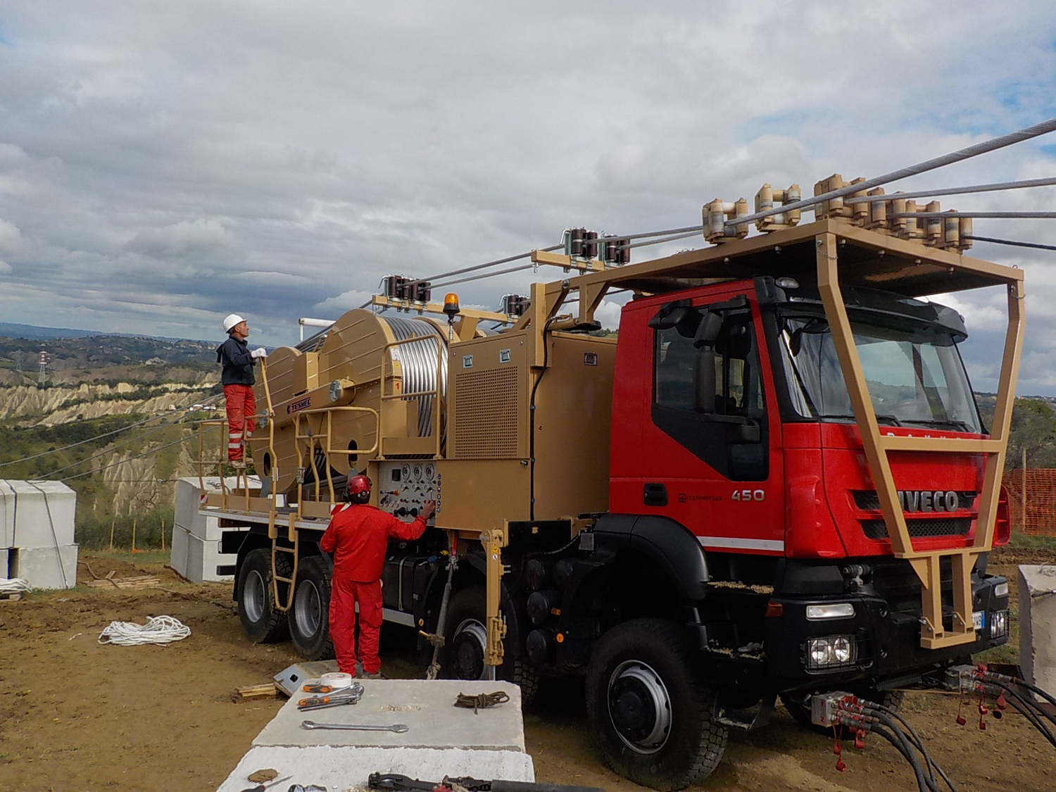 Tesmec Stringing - Truck and trailer mounted Machine