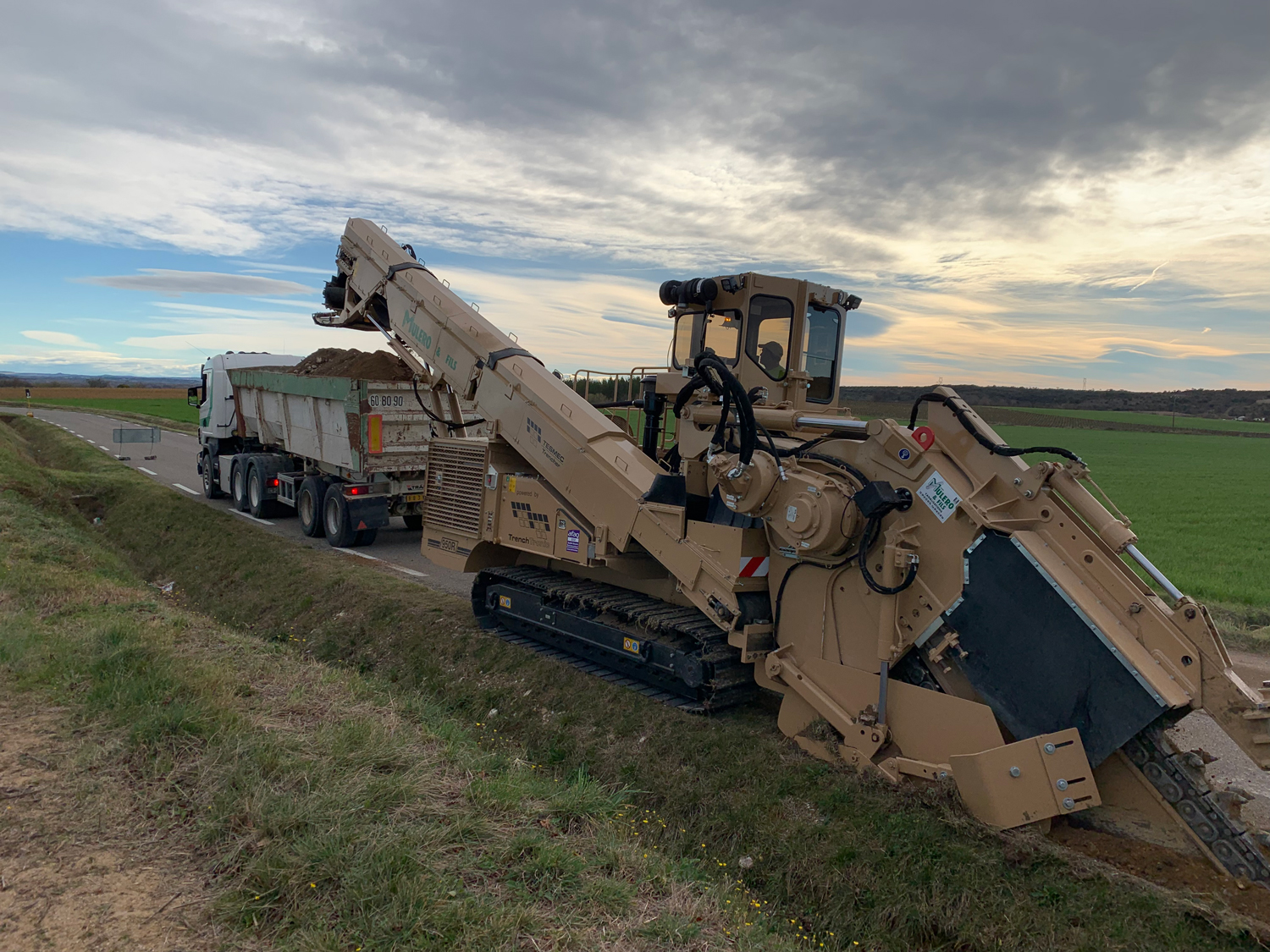 950R Compact-sized trencher with truck loading conveyor Tesmec