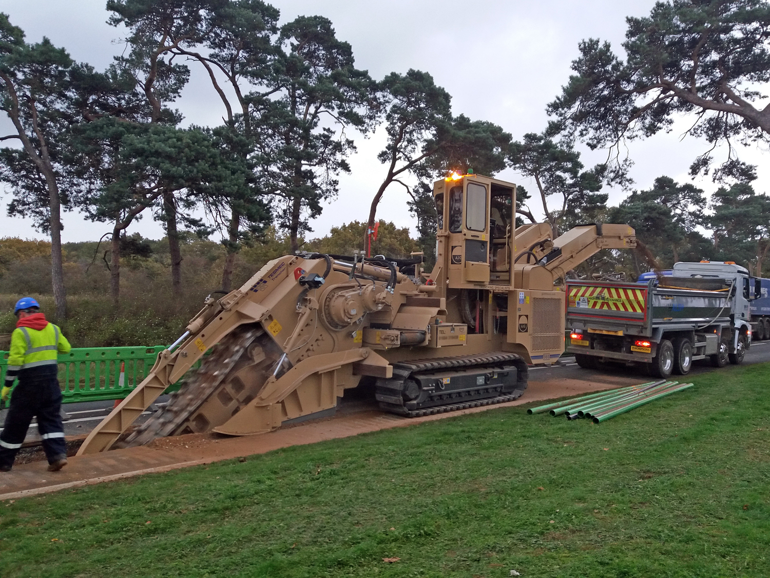 Tesmec 985 Chainsaw Trencher capable to work where space is the main issue