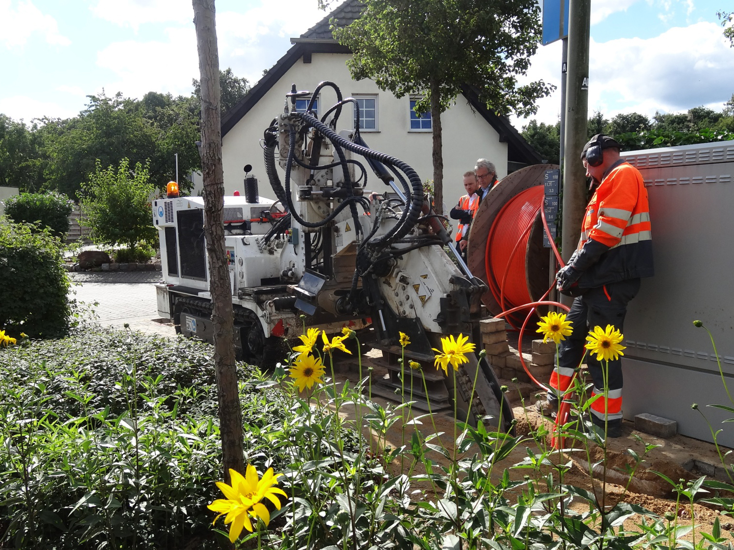 Marais Sidecut Chainsaw Trencher for the deployment of networks in an urban environment