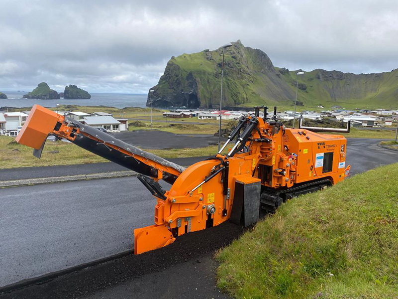 Remotely controlled compact Trencher for Urban jobsites Tesmec MCT400 Rocksaw T670 attachment