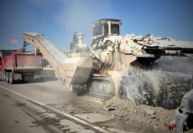 Costruzione di strade e rimozione cemento armato con surface miner Tesmec 1150 RH